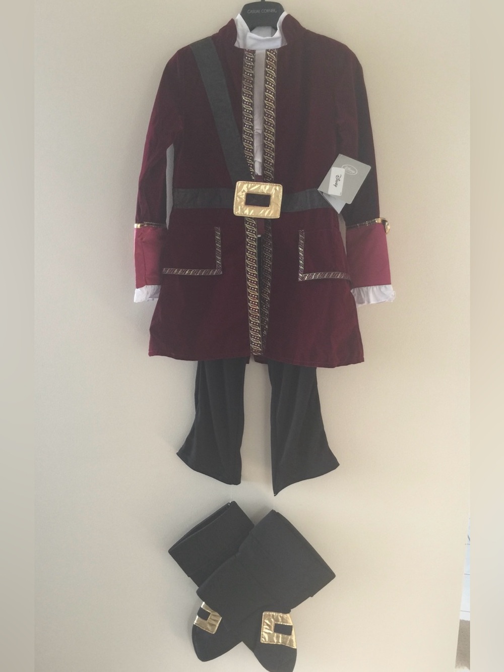 RARE! NWT DISNEY CAPTAIN HOOK Costume! Disney store!
Peter Pan/ Pirate NEW TAGS!